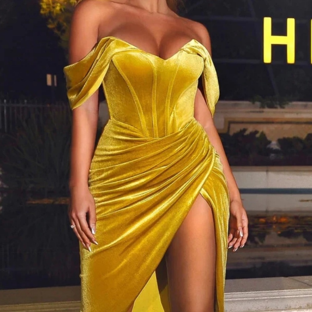 Miss Circle velvet structured omaria Elegant Off-Shoulder Yellow Dress Sz S NWT
